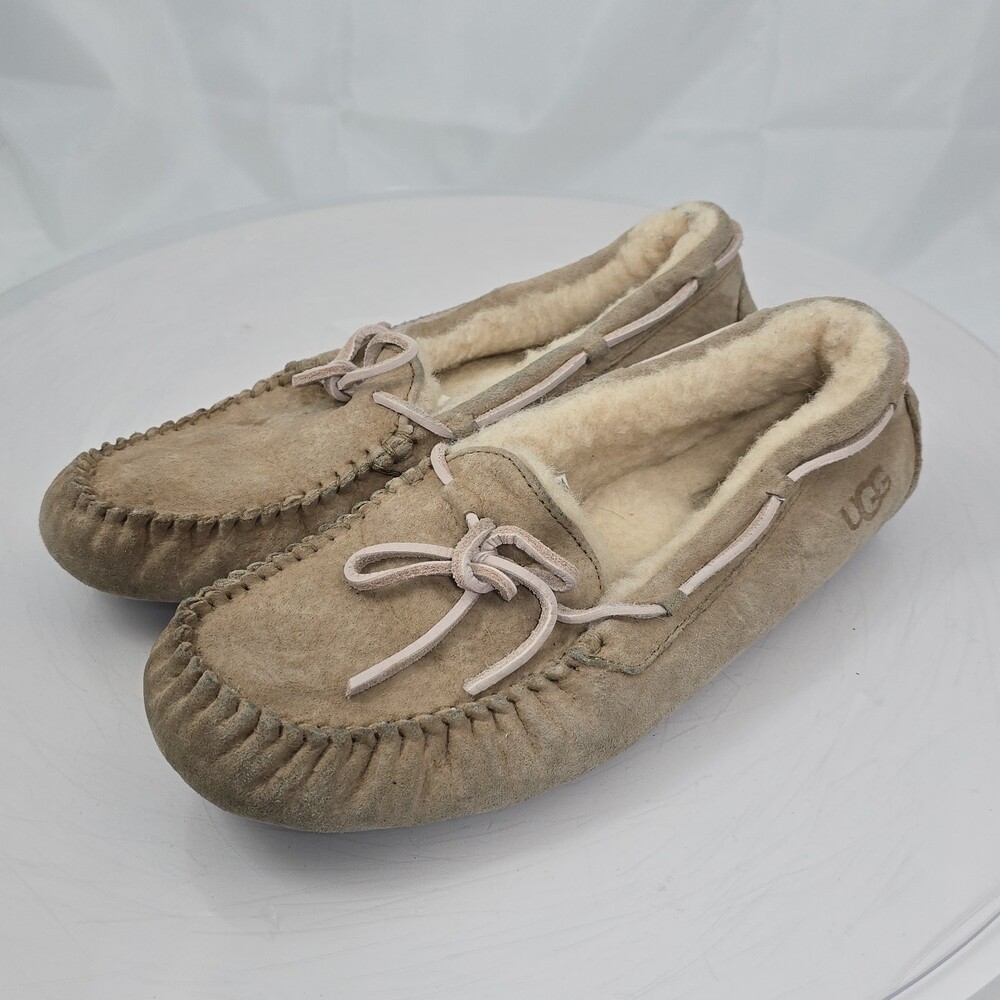 UGG Women 10 DAKOTA Tan Brown Sheepskin Moccasins/ Slippers 5612 Shearling
